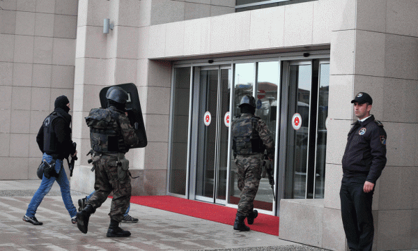 Anëtarë të forcave speciale të sigurisë qëndrojnë jashtë gjykatës kryesore në Stamboll, Turqi, 31 mars, 2015. (AP Photo/Emrah Gurel)