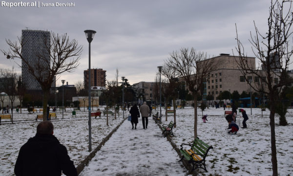 Dëbora mbuloi kryeqytetin pas 32 vitesh që nga hera e fundit kur banorët e Tiranës kishin parë rrugët të zbardheshin nga dëbora. 12 janar 2016. Foto: Ivana Dervishi/BIRN