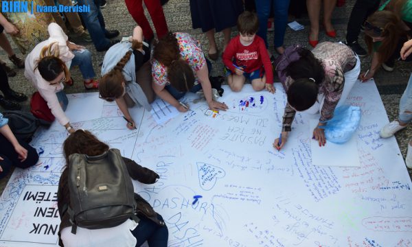 Qytetarët nënshkruajnë kartolinën gjigante për jetimët e Shkodrës. 23 maj 2016. Tiranë. Foto: Ivana Dervishi/BIRN