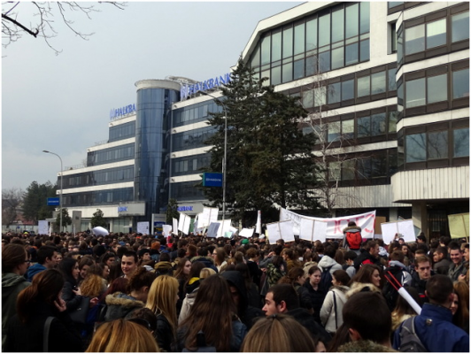 Nxënësit maqedonas në protestë. Foto: Sinisa Jakov Marusic