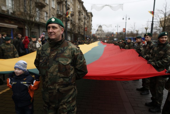 Ushtarët e Lituanisë mbajnë një flamur gjigant gjatë festimit të pavarësisë në Lituani. (AP Photo/Mindaugas Kulbis)