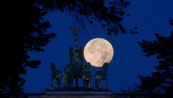 GJERMANI Hëna e plotë në Gjermani duket pas një statuje kuajsh. Foto nga (Kay Nietfeld/dpa via AP)