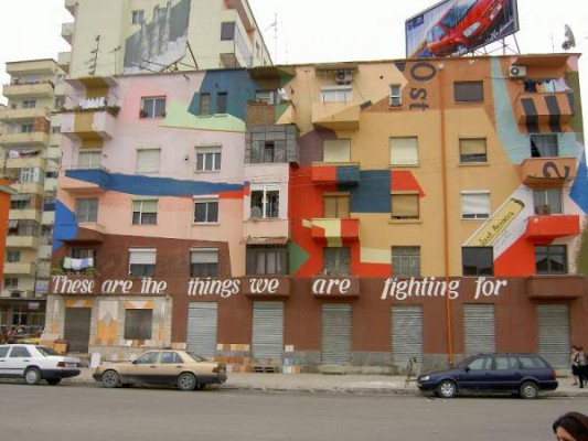Foto fasade në Tiranë me sloganin "These are the things we are fighting for." | Foto nga : Wikimedia