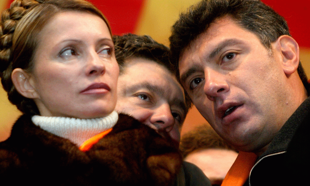 Boris Nemtsov në këtë foto të 22 nëntorit 2004 po qëndron krahas Julia Timoshenkos së Ukrainës gjatë një proteste në Kiev. Nemtsov u u ekzekutua më 28 shkurt 2015 pranë Kremlinit. (AP Photo/Efrem lukatsky)