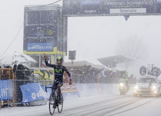 Nairo Quintana i Kolumbisë, fituesi, feston pasi kalon vijën e finishit në fazën e pestë të garës së çiklistëve e garës Tirreno-Adriatico në Itani. (AP Photo/Claudio Peri)