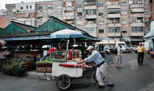 Jeta e përditshme në Tiranë. (AP Photo/Petros Giannakouris) 