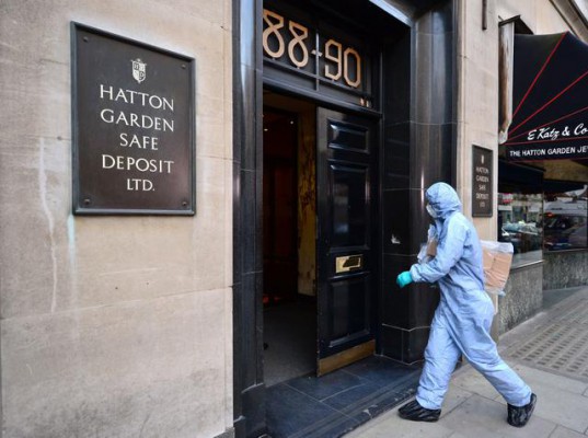 Foto e publikuar nga Policia Metropolitane e derës së sigurisë dhe një vrime që të çonte brenda kasafortës së një kompanie depozitash sigurie në Londër, Britani e Madhe. (Metropolitan Police via AP)