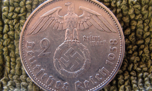 Foto e publikuar nga Qendra e Arkeologjisë së Universitetit të Buenos Aires, ku shfaqet një monedhë gjermane nga 1938, Argjentinë. (AP Photo/University of Buenos Aires Urban Archeology Center)