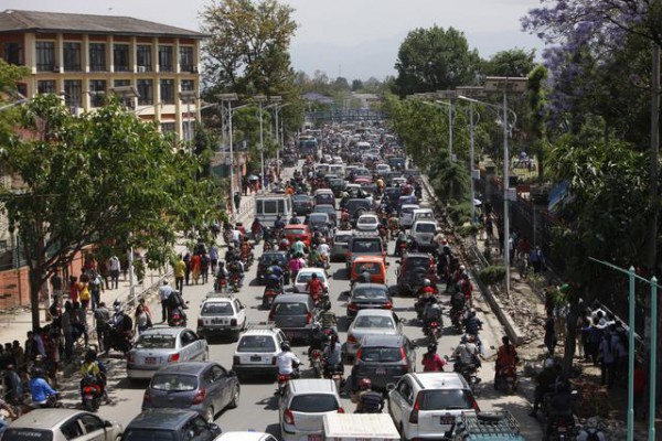 Trafiku bllokohet pasi tërmeti i dytë në tre javë goditi Kathmandunë, Nepal. (AP Photo/Bikram Rai)
