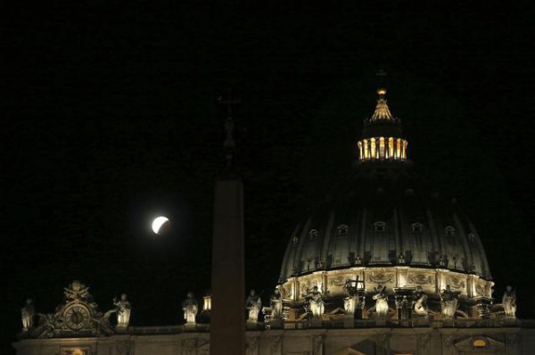Hija e tokës pengon pamjen e qartë të hënës gjatë eklipsit hënor në Vatikan. Foto nga (Alessandro Di Meo/ANSA via AP)