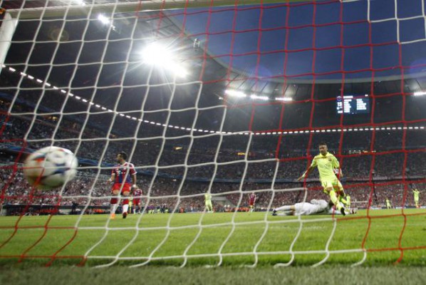 Neymar i Barcelonës feston golin në Champions League mes Bayern Munich dhe FC Barcelona në Allianz Arena në Mynih, Gjermani, 12 maj 2015. (AP Photo/Matthias Schrader)