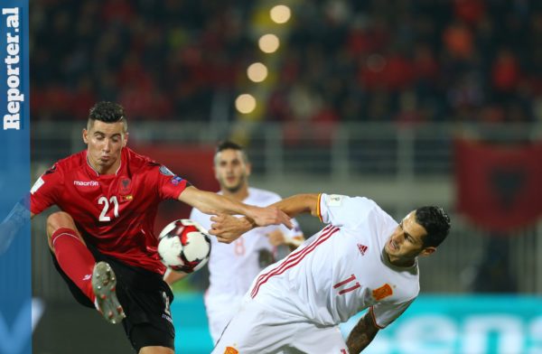 Odise Roshi i Shqipërisë lufton për topin me Vitolo të Spanjës gjatë ndeshjes kualifikuese të Grupit G për Kupën Botërore. 9 tetor 2016. Foto: BETA/( AP Photo/Hektor Pustina)