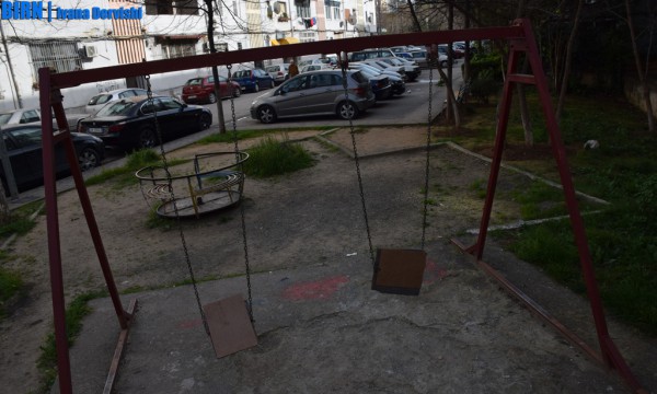 Shilarëse të prishura të një parku të vogël lodrash mes pallatesh në rrugën “Vangjush Furrxhi”. Tiranë, 22 mars 2016. Foto: Ivana Dervishi/BIRN.