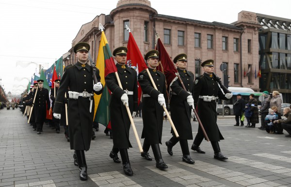 Ushtarët marshojnë gjatë 25-vjetorit të Lituanisë nga Bashkimi Sovjetik. (AP Photo/Mindaugas Kulbis)