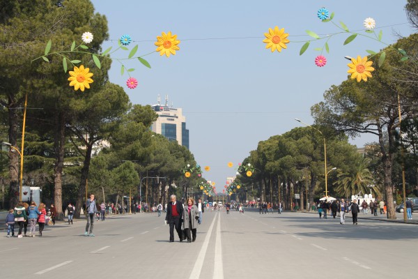Njerëzit fillojnë shëtitjen në Bulevardin “Dëshmorët e Kombit” për t’iu bashkuar aktiviteteve të festimit të Ditës së Verës, Tiranë, Shqipëri. Foto: Ivana Dervishi | BIRN.