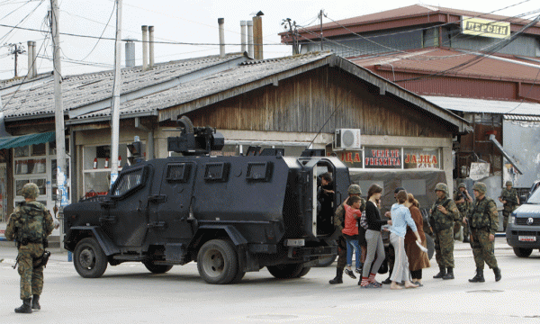 Oficerët e policisë po evakuojnë civilë me autoblinda nga një lagje e Kumanovës ku policia thotë se u përplas mëngjesin e sotëm me një grup të armatosur të paidentifikuar, 9 maj 2015. (AP Photo/Boris Grdanoski)