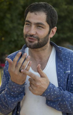 Mohammad Zamani, 26 vjeç, një mësues gjimnazi nga Shirazi, Iran, tregon unazën e tij si një nga sendet më të çmuara që ka, atë ia ka dhënë i vëllai si dhuratë ditëlindjeje për 25 vjetor. (AP Photo/Darko Bandic)