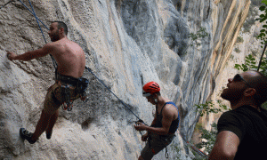 Tre të pasionuarit pas Rock Climbing tentojnë të ngjisin një shkëmb në Brar. Foto: Ivana Dervishi/BIRN.