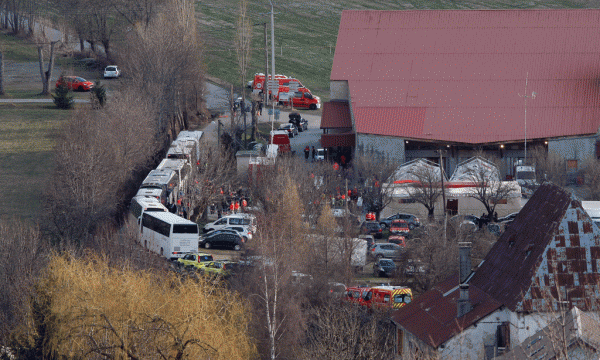 Autobusët që transportojnë familjarët e viktimave mbërrijnë për një mbledhje në Seyne-les-Alpes, Francë. (AP Photo/Claude Paris)