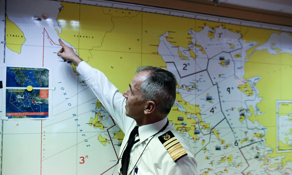 Athanasios Athanasopoulos, shefi i Rojes Bregdetare të Greqisë tregon pozicionin aktual të tragetit Norman Atlantic, në sallën e operacioneve të Marinës Tregtare në Portin e Pireut, Greqi, më 28 dhjetor 2014. (AP Photo/Kostas Tsironis)