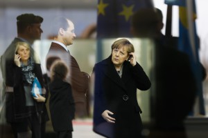 Kancelarja gjermane Angela Merkel, djathtas, qëndron në pritje të kryeministrit suedez Stefan Lofven në Berlin, Gjermani, shkurt 25, 2015. (AP Photo/Markus Schreiber)