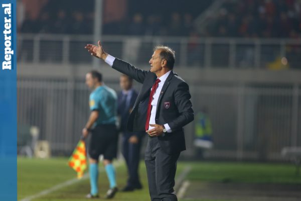 Trajneri Gianni de Biassi reagon gjatë ndeshjes kualifikuese të Grupit G Shqipëri-Spanjë, për Kupën Botërore. 9 tetor 2016. Foto: BETA/( AP Photo/Hektor Pustina)