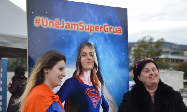 Manifestimi "Unë jam Supergrua" i mbajtur në sheshin Nënë Tereza në mbrojtje të drejtave të gareve. 8 mars 2017. Foto: Loreta Cuka via BIRN. 