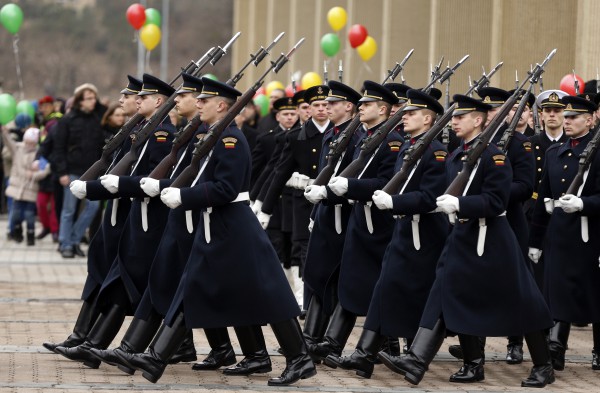 Lituania feston 25-vjetorin e pavarësisë pas rënies së Bashkimit Sovjetik. (AP Photo/Mindaugas Kulbis)