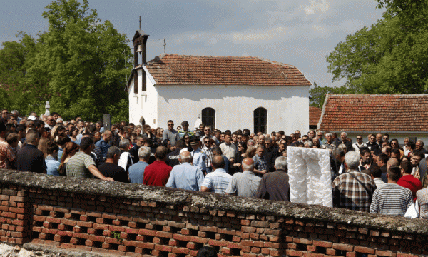 Policë maqedonas mbajnë arkivolin e policit Nenad Serafimovski gjatë funeralit të tij në fshatin Zubovci pranë Gostivarit më 10 maj 2015. Serafimovski u vra në përleshjet e Kumanovës krahas shtatë policëve të tjerë, njëri prej të cilëve, Isamedin Osmani, ishte shqiptar. (AP Photo/Boris Grdanoski)