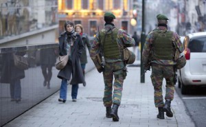 Ushtarë belg po patrullojnë rrugën në Bruksel. (AP Photo/Virginia Mayo)