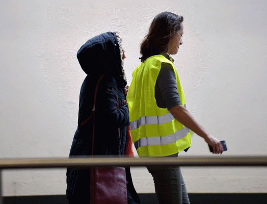 Një grua çohet në një zonë të mbyllur për të afërmit e pasagjerëve të përplasjes së avionit në Duesseldorf, Gjermani, e martë 24, 2015. (AP Photo/Martin Meissner)