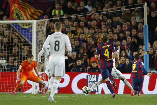 Luis Suarez i Barcelonës shënon golin e tij të dytë pasi kalon portierin kundërshtar gjatë një ndeshje futbolli të Ligës Spanjolle midis Barcelonës dhe Real Madrid në stadiumin Camp Nou, Barcelonë, Spanjë, 22 mars 2015. (AP Photo/Emilio Morenatti)
