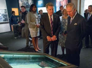 Princi Charles i Britanisë sheh Magna Cartën. 18 mars 2015. Foto:(AP Photo/ Evan Vucci)
