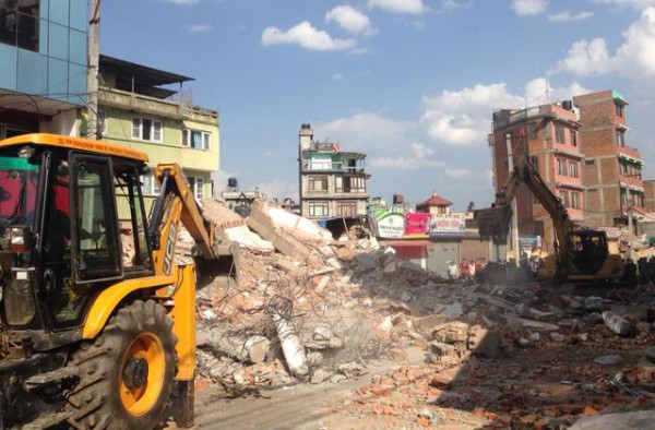 Ekskavatorët lëvizin gërmadhat e një ndërtese të shembur në Kathmandu, Nepal. (AP Photo/Binaj Gurubacharya)