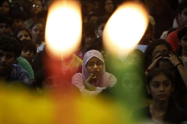 Nxënësit e shkollave në Indi marrin pjesë në një ceremoni që nderon viktimat e sulmit terrorist në Nisë. (AP Photo/Ajit Solanki)