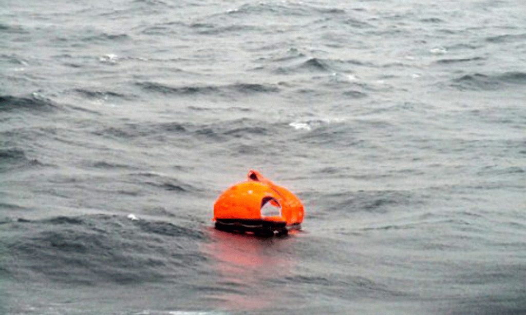 Një varkë shpëtimi nga trageti Norman Atlantic e fotografuar nga një anije tjetër më 28 dhjetor 2014. (AP Photo/SKAI TV Station)