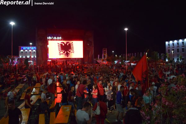 Tifozët festojnë fitoren e Shqipërisë ndaj Rumanisë në Euro 2016. 