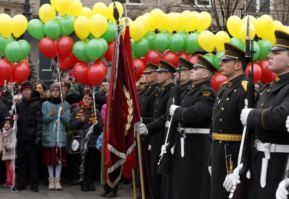 Garda e Nderit qëndron në gatishmëri gjatë festimeve në Sheshin e Pavarësisë në Vilnius, Lituani. (AP Photo/Mindaugas Kulbis).