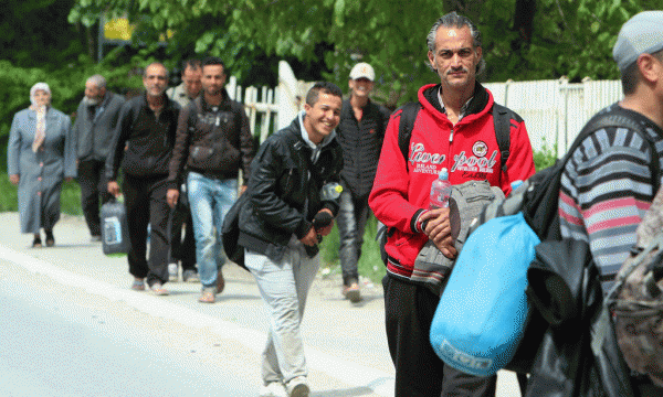 Banorë të zonës së Kumanovës po dalin nga territori i Maqedonisë në një pikë kufitare pranë Preshevës në territorin e Serbisë më 10 maj 2015. Disa qindra vetë raportohet se janë larguar nga zona e luftimeve gjatë ditës së dielë. (BETAPHOTO/SASA DJORDJEVIC/SDJ)