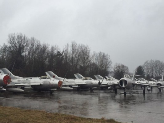 Avionë të vjetër ushtarakë në Rinas. Foto: BIRN