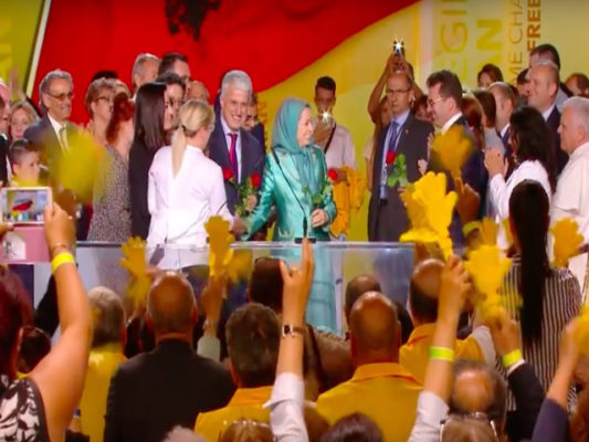 Politikanët dhe deputetët shqiptarë nga mazhoranca qeverisëse dhe opozita morën pjesë në eventin “Lironi Iranin” të organizuar nga MEK në Paris në korrik 2016. Foto: YouTube