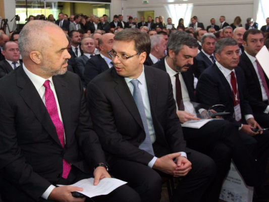 Kryeministri shqiptar Rama dhe homologu i tij Vuçiç në Nish. Foto: BETA