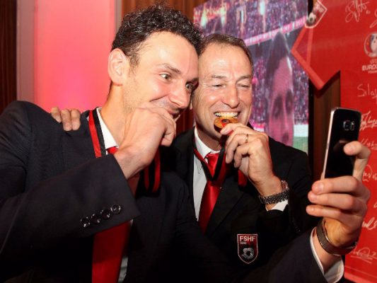 Portieri i kombëtraes shqiptare dhe trajneri De Biasi duke festuar kualifikimin. Foto: LSA/Malton Dibra