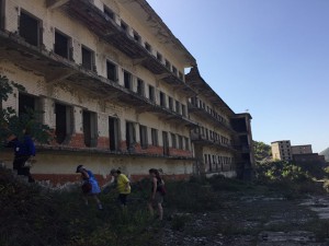 Turistë vizitojnë burgun komunist të Spaçit. Foto: BIRN.