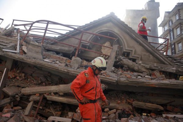 Një punonjës meksikan shpëtimi qëndron në zonën ku u shemb një ndërtesë në Kathmandu, Nepal. (AP Photo/Niranjan Shrestha)