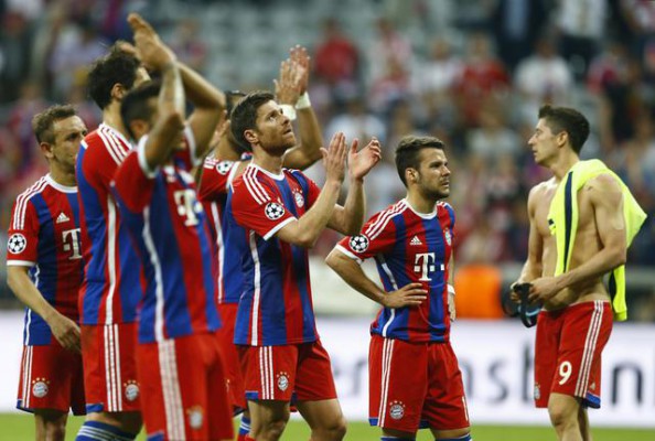 Lojtarët e Bayern pranojnë dështimin në gjysmëfinalen e Champions League 12,maj 2015. (AP Photo/Matthias Schrader)