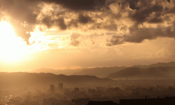 Perëndimi i diellit mbi Tiranë në një ditë me re, parë nga Dajti. Foto: Ivana Dervishi | BIRN.