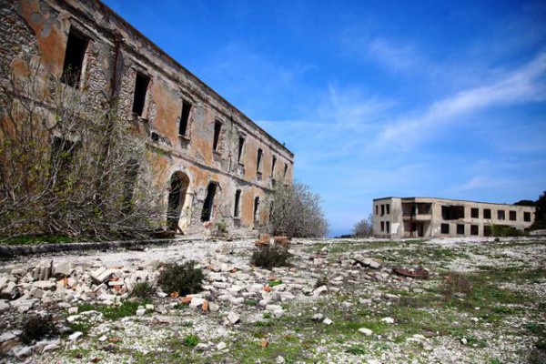 Një ndërtesë ushtarake e braktisur ndërtuar nga italianët në 1929 në ishullin Sazan. (AP Photo/Hektor Pustina)
