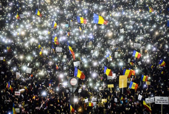 Protestuesit në Rumani brohorasin slogane anti-qeveritare. Protesters shout slogans outside the government headquarters in Bucharest, Romania, Sunday, Jan. 29, 2017. Some 10,000 people marched through Romania's capital and other cities on Sunday to protest a government proposal to pardon thousands of prisoners, a move critics said would set back anti-corruption efforts. (AP Photo/Vadim Ghirda)