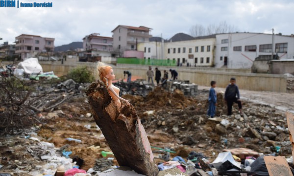 Sendet e mbetura pas shembjeve të shtëpive të komunitetit rom në Selitë. 19 shkurt 2016. Foto: Ivana Dervishi/BIRN.